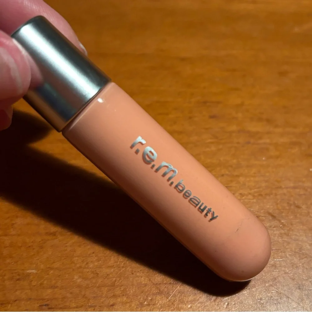 r.e.m. Beauty On Your Collar Plumping Lipgloss Waterfalls